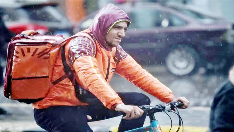 سائق توصيل يواصل عمله في رمضان: قصة كفاح وإيمان
