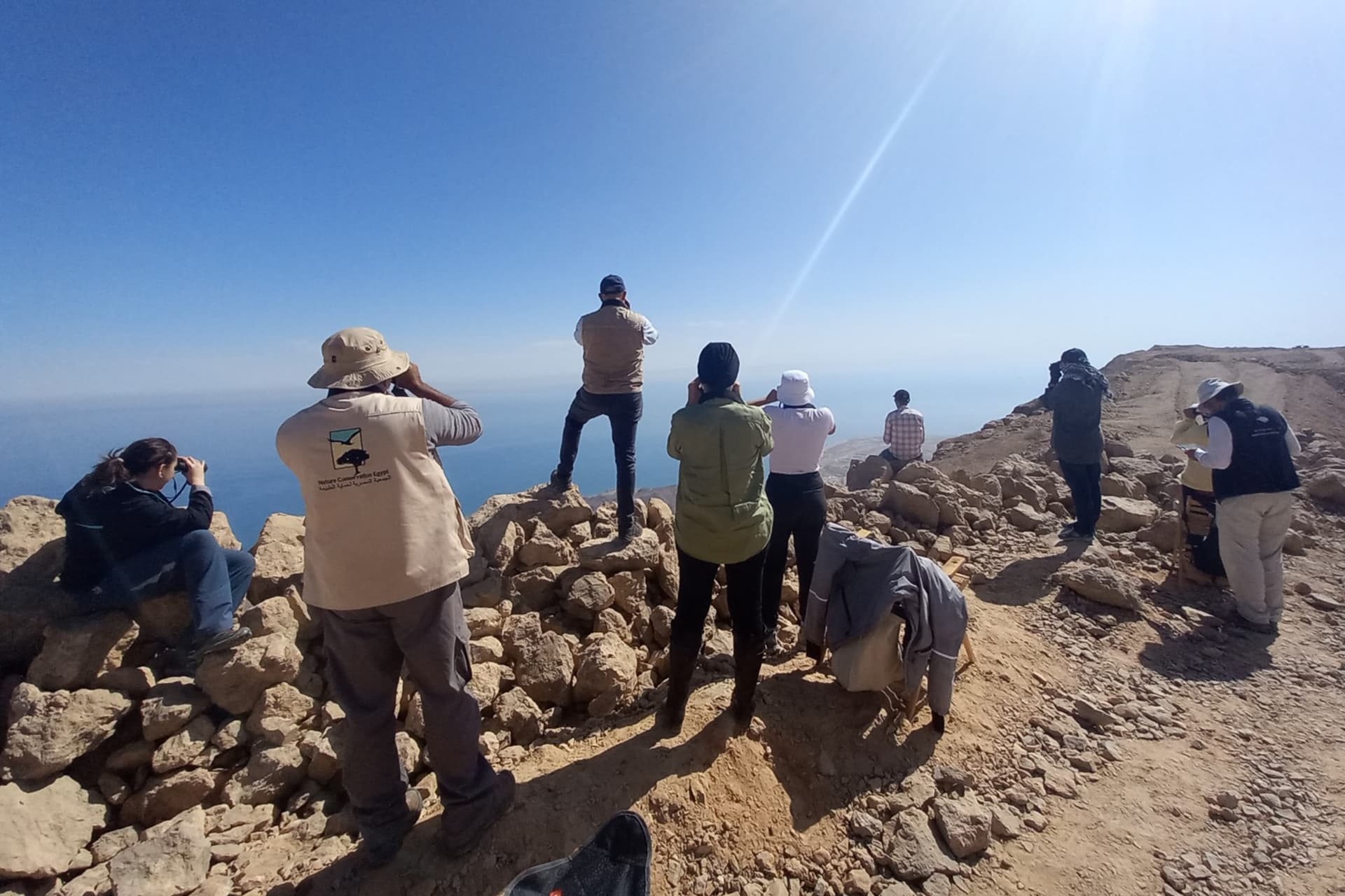 متطوعون مصريون يصومون رمضان بين الطيور المهاجرة على قمة جبل الجلالة