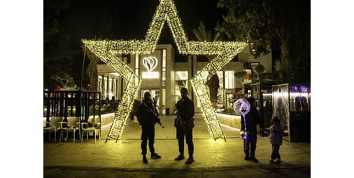 المسيحيون في دمشق يحتفلون بالميلاد وسط حماية أمنية مشددة